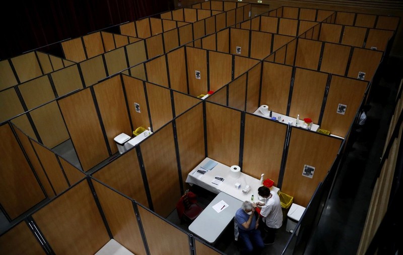 Experții cred că imunitatea de grup a devenit un obiectiv improbabil, din cauza noilor tulpini de COVID: „Strategia campaniilor de vaccinare trebuie regândită”