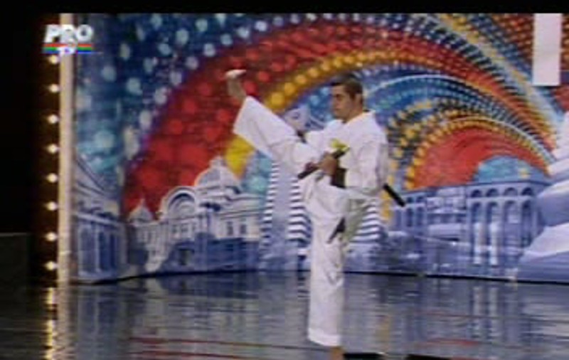 Iată-l pe cel care i-a impresionat profund pe juraţii de la ”Românii au talent”! Nu are nici un talent, dar este un exemplu pentru noi toţi! FOTO 