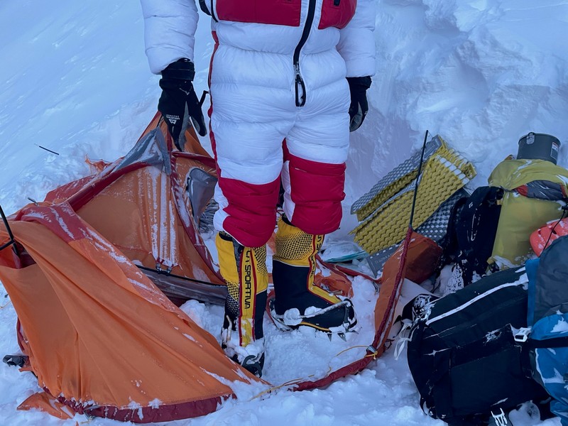 Așa arăta cortul alpinistului Horia Colibășanu, după ce el și camarazii săi de expediție au fost surprinși de o avalanșă pe Dhaulagiri. Foto: arhiva personală