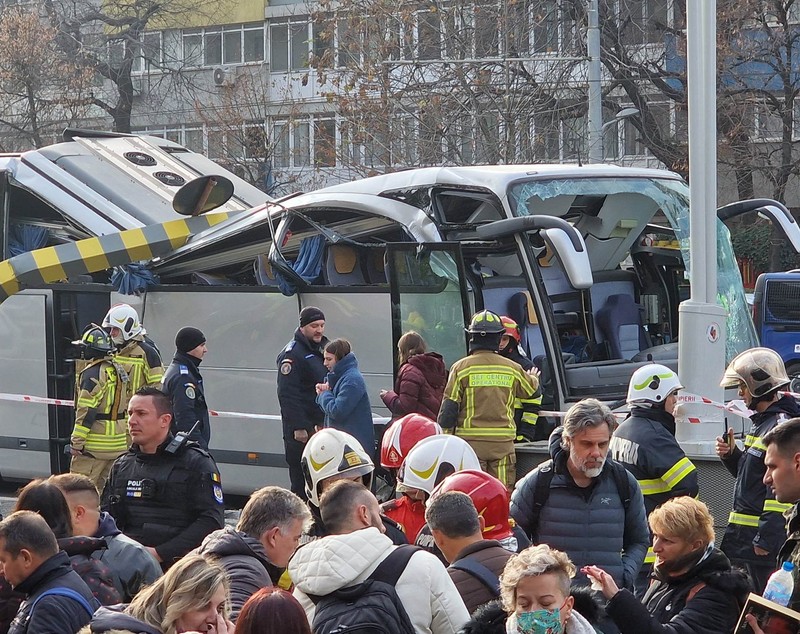 Impact violent la intrarea în Pasajul Unirii. Un mort și 24 de răniți, după ce un autocar cu turiști a intrat în limitatorul de înălțime