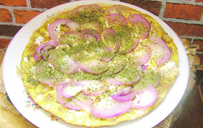 Omletă cu ceapă şi brânză feta (Reţeta săptămânii)