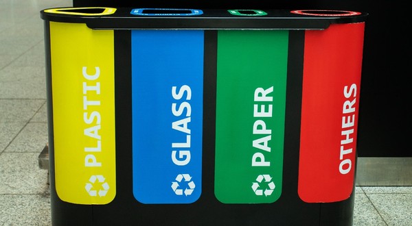 sortarea deșeurilor, reciclarea deșeurilor, containere separate pentru reciclarea plasticului, sticlei și hârtiei