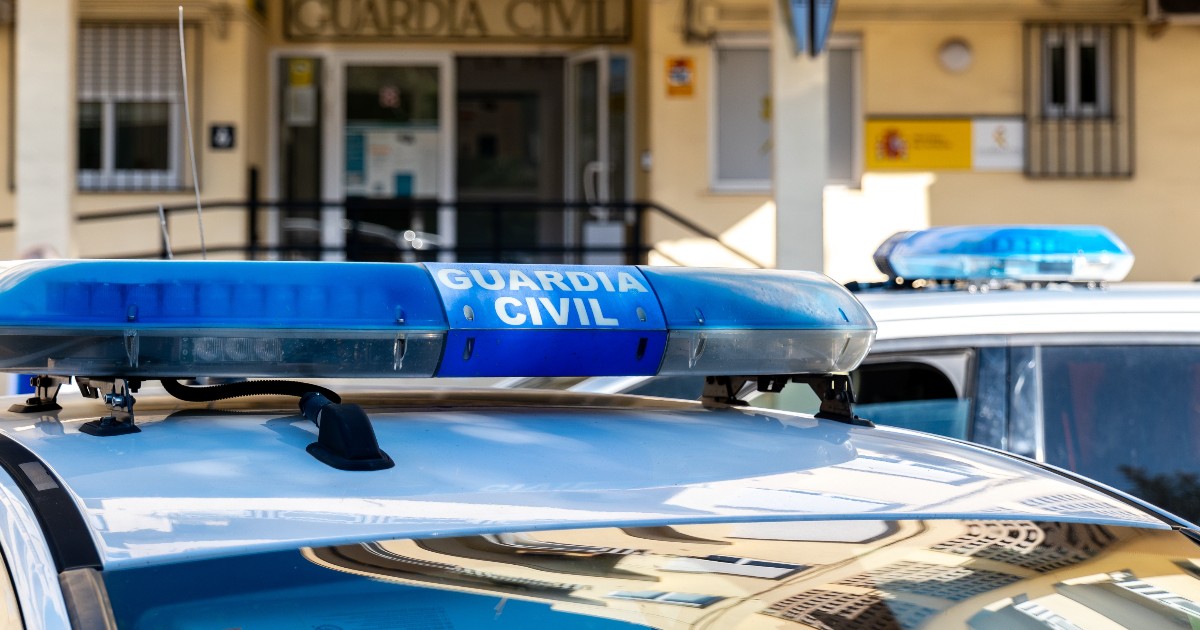 Mașini pe care scrie Guardia Civil, în fața unei secții