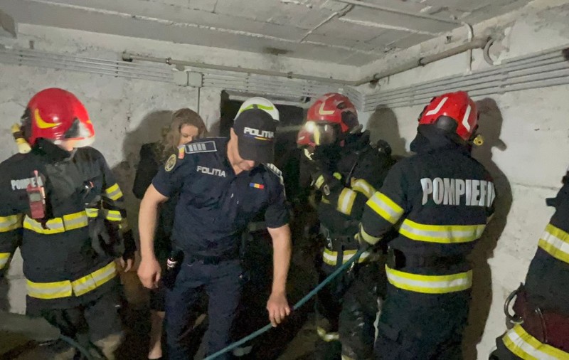Incendiu într-o școală din Pitești în care se aflau 50 de copii. Flăcările au izbucnit într-un subsol plin cu cartoane
