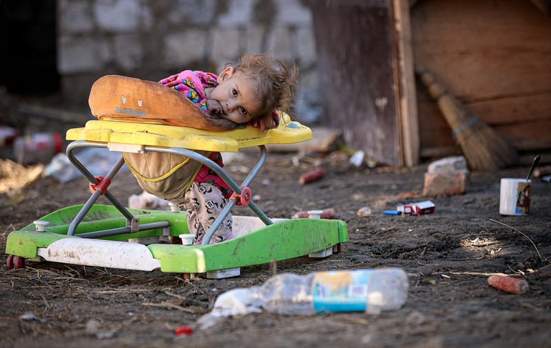 Raport Salvaţi Copiii: România, în topul european al mortalităţii infantile. Aproape 1 din 2 copii români se află în pragul sărăciei severe