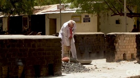 Girjashankar, un localnic din Chogath ajută la incinerarea oamenilor (foto captura video CNN)