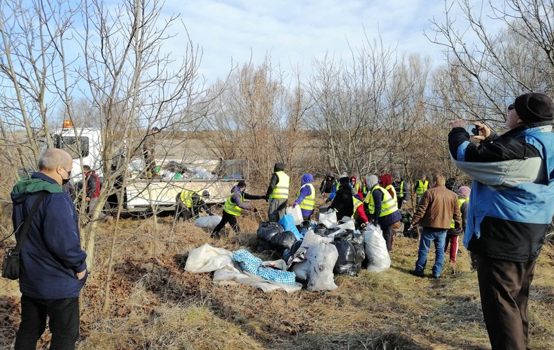 Acțiune de curățenie în mai multe locuri din Parcul Văcăreşti. Aproape două tone de deșeuri au fost strânse