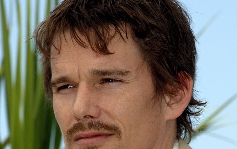Ethan Hawke “ţine” cu Madonna, în combaterea discriminării ţiganilor din România