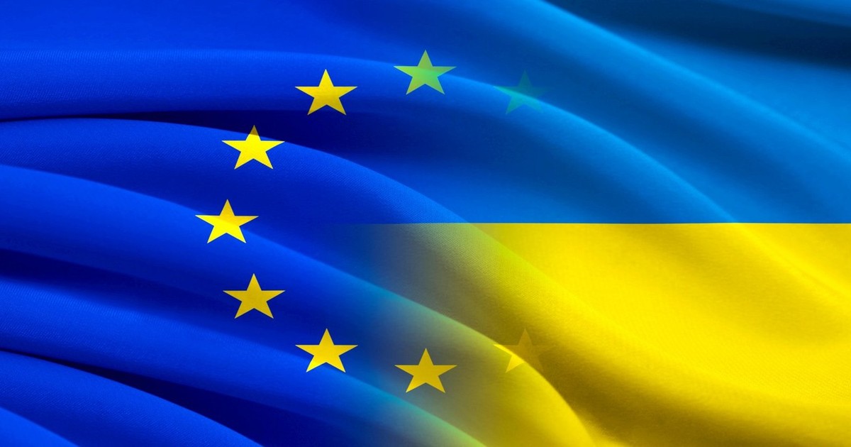 drapel Uniunea Europeană care se unește cu drapelul Ucrainei