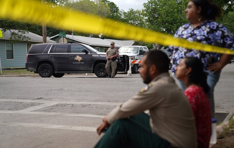 19 copii au fost uciși într-un atac armat la o școală din Texas. Atacatorul: un tânăr de 18 ani, înarmat cu o pușcă automată