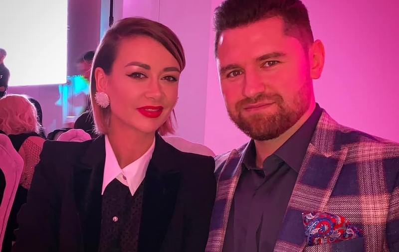 VIDEO/ De când a intrat în afaceri, Denisa Tănase doarme câte 4 ore pe noapte și stă mai mult în mașină. „Mănânc la volan”