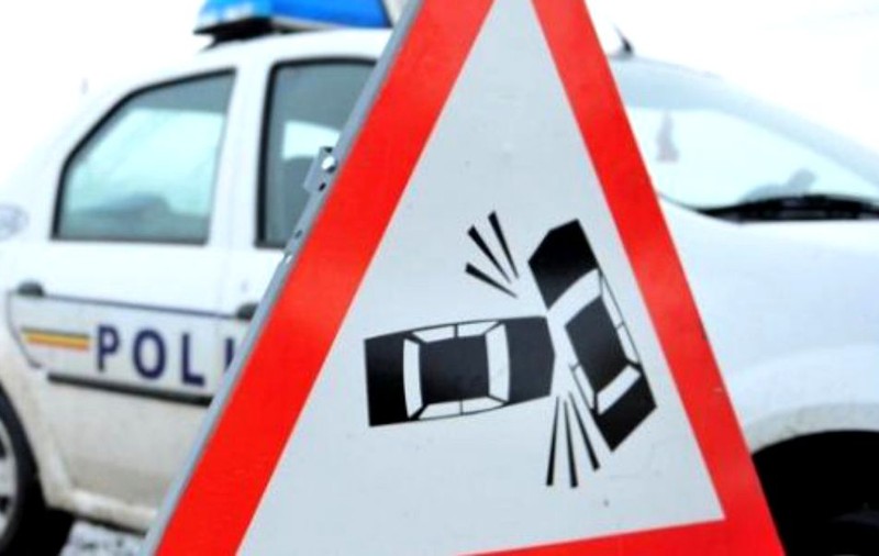 O mașină de poliție a fost avariată de o șoferiță neatentă. Agentul de la volan a suferit leziuni ușoare în accidentul produs într-o intersecție din Oradea