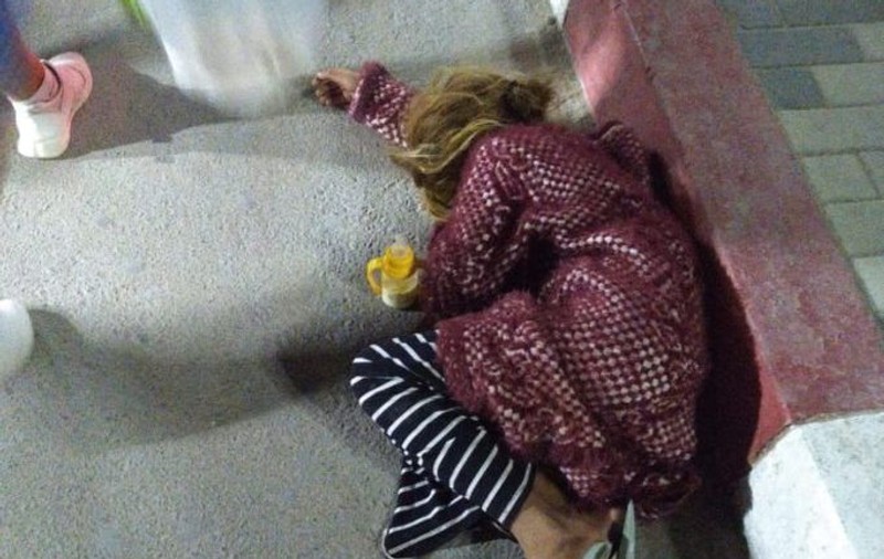 Zeci de copii, scoși la cerșit de părinți în Costinești. Micuții dorm pe cartoane și stau cu mâna întinsă până la epuizare