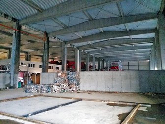Gunoaie în stația de sortare a deșeurilor