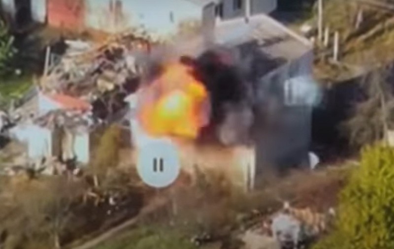 Noua dronă kamikaze ucraineană „Mamut”, testată chiar împotriva trupelor ruse: „Cadoul a fost livrat cu succes la casa unde se ascundeau”. VIDEO
