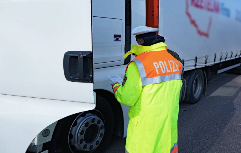 Șofer român de TIR care dormea în cabină, trezit de trei bărbați îmbrăcați în polițiști care i-au spus că e un control de rutină, dar l-au jefuit în câteva secunde