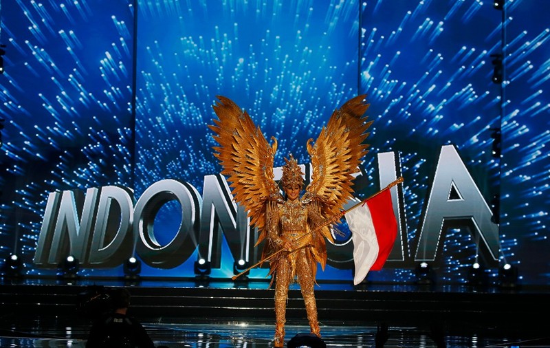 Candidate la Miss Univers Indonezia acuză organizatorii de agresiuni sexuale, după ce li s-a cerut să își dea bluzele jos pentru „verificări corporale”