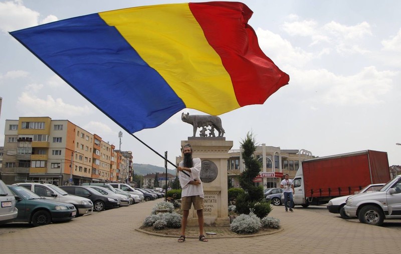 „Stegarul dac” s-a urcat pe o macara în București și protestează. Negociatorii încearcă să-l convingă să coboare | VIDEO