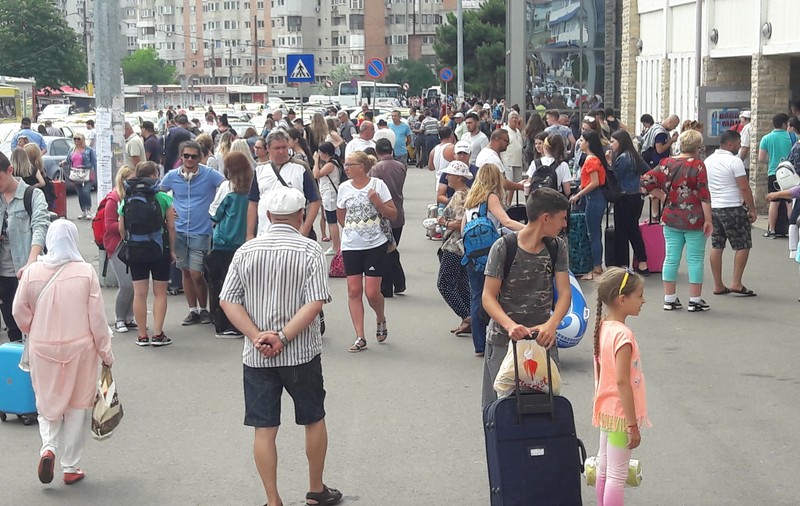 Aventura la Neversea 2018. În Gara Constanța turiștii sunt întâmpinați de taximetriștii puși pe jecmăneală și de șuții ”cu mâini agere”