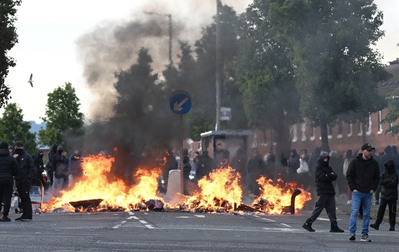 Violențe în Belfast: case și mașini au fost incendiate într-o noapte de coșmar după un atac cu cuțitul