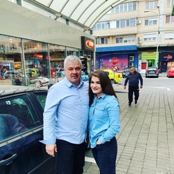 Lorena și Marcel Stănescu se ocupă de afacerea familiei cu mobilier stradal.