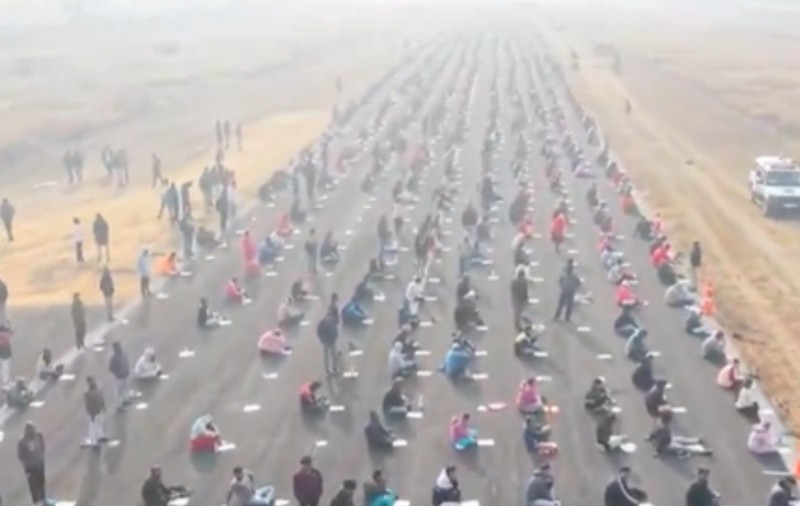 8000 de candidați pentru 187 de posturi la un singur examen, ținut pe o pistă de aterizare pentru avioane, în India | VIDEO
