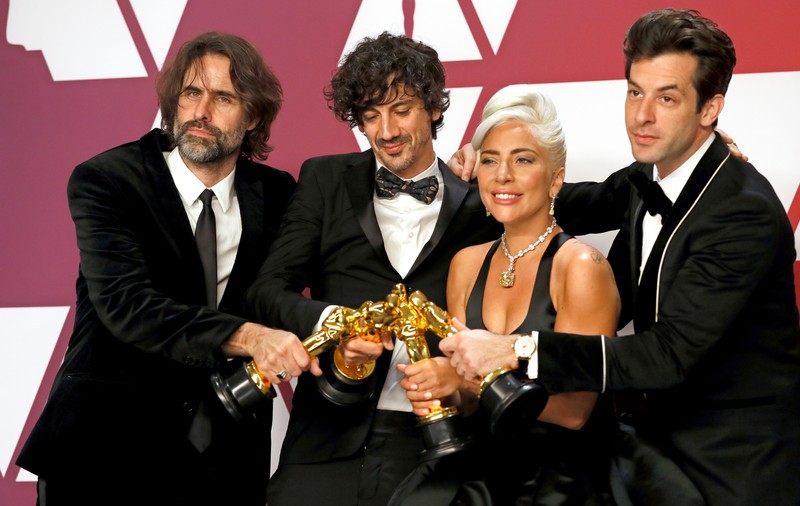 Record stabilit de Lady Gaga: a câștigat un Oscar, un Grammy, un premiu BAFTA și un Glob de Aur în același an!