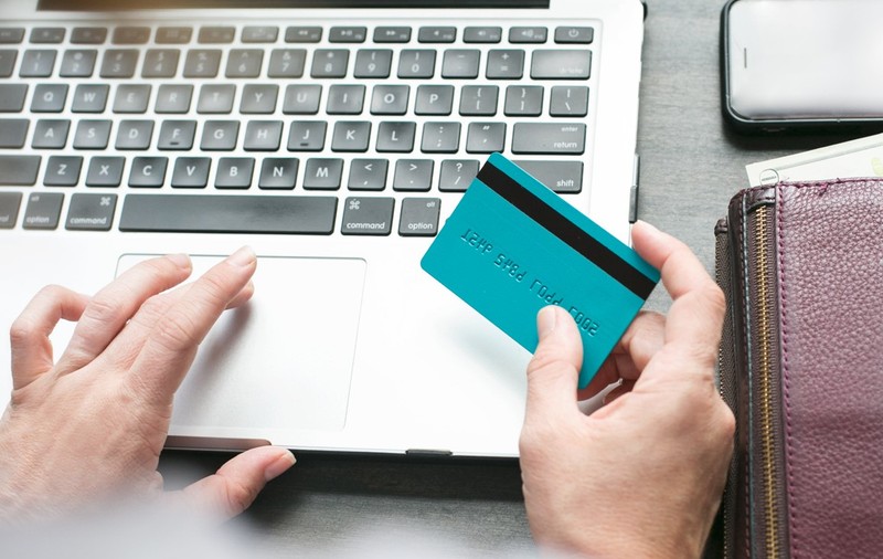De ce tot mai mulți români aleg să cumpere produse online?
