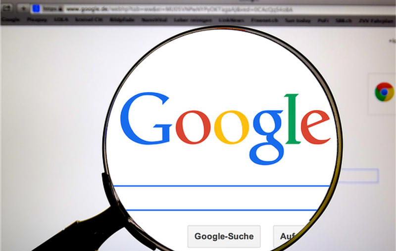 Google învață elevii din România cum să depisteze știrile false, manipularea și cum să răspundă trollilor online. Primele cursuri au loc la Oradea