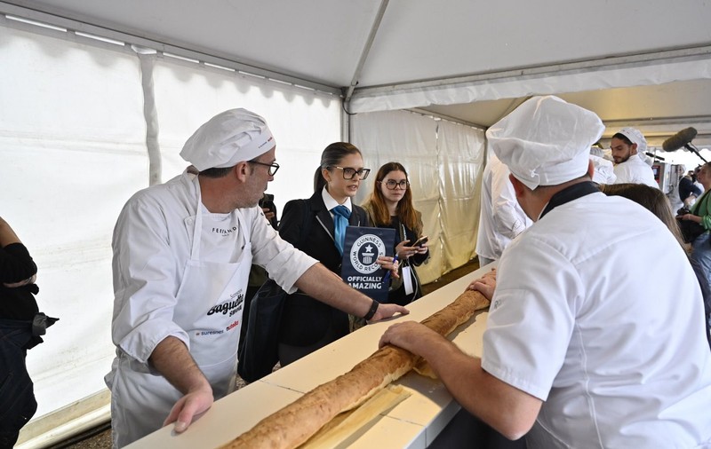 Brutarii francezi recuperează recordul mondial de la italieni: au copt o baghetă lungă de 140,53 de metri