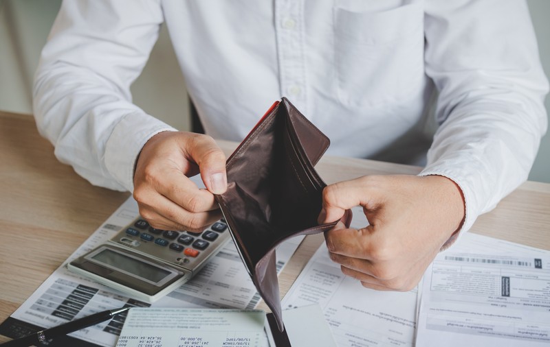 Un profesor de română a calculat câți bani pierde din salariu pentru că i se mărește norma didactică