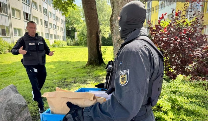 Percheziții Hamburg într-o operațiune de destabilizare a unei rețele de falsificare de documente. Foto: Poliția Federală Germania