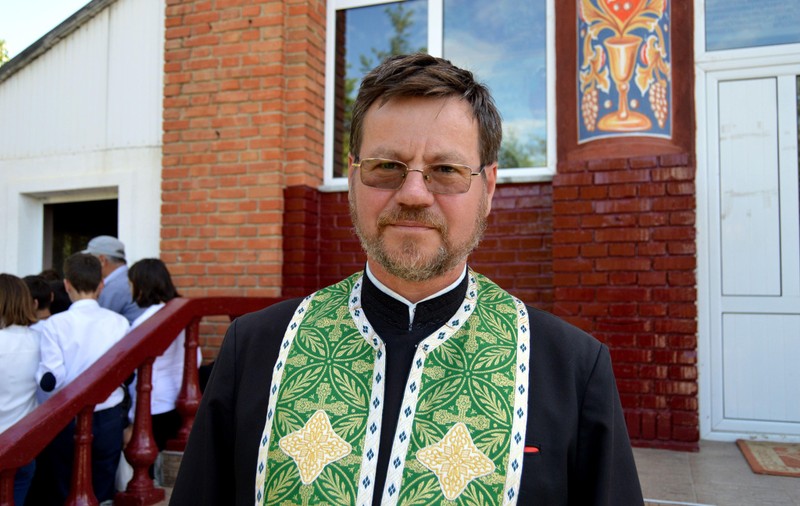 Preot sancționat după ce a cerut prea mulți bani pentru o înmormântare. Anul trecut, și-a pus stupina în cimitir, iar albinele atacau oamenii care veneau la morminte