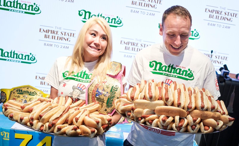 Miki Sudo și Joey Chestnut.