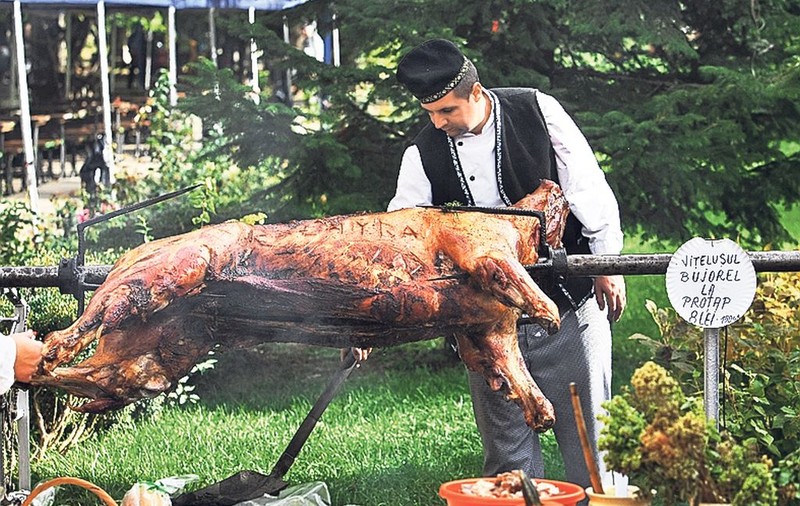Doljenii au sunat adunarea la zaibăr, bucureştenii, la viţei şi berbeci fripţi
