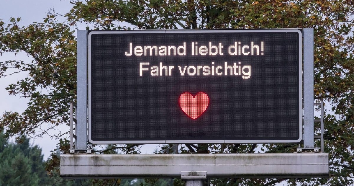 Cineva te iubește! Circulați cu atenție. Începând cu luna aprilie, 17 semne de circulație digitale din Köln au fost împodobite temporar cu proverbe umoristice