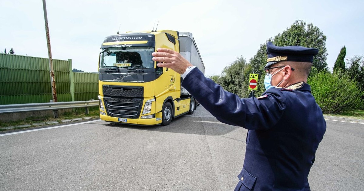 Un polițist italian oprește un TIR pentru control