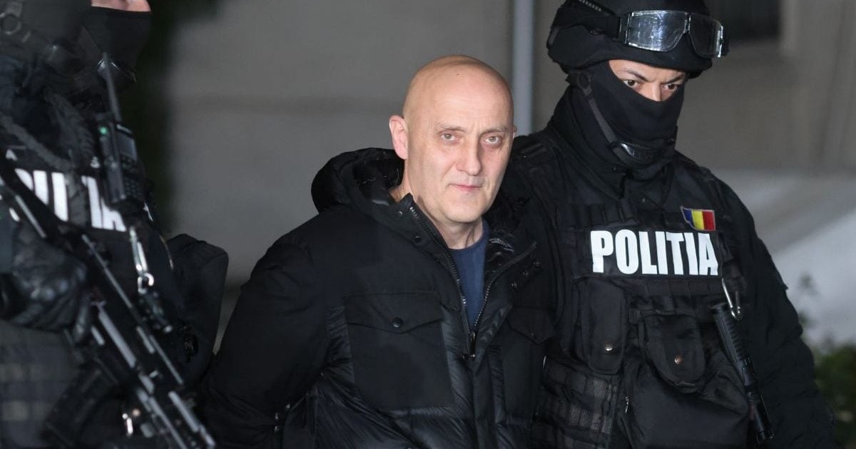 Horațiu Potra, escortat de polițiști, în România. În prezent, Horațiu Potra se află în Dubai, în Emiratele Arabe Unite