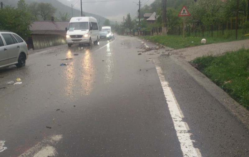 Circulație foarte dificilă pe Valea Prahovei din cauza unei ruperi de nori la Comarnic. Aluviuni pe șosea din cauza ploii torențiale
