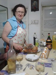 Doamna Hacman a ieșit la pensie, dar este de neoprit. gătește, repară, croiește îmbrăcăminte