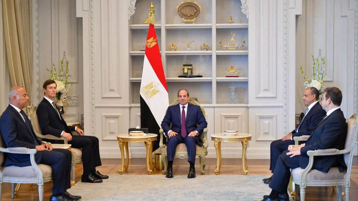 Jared Kushner, al doilea din stânga, primit la Cairo de liderul egipten Abdel Fattah el-Sisi, în centrul imaginii Foto: Profimedia