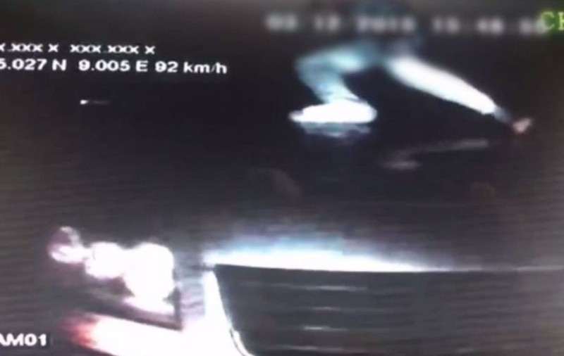 VIDEO / TIR jefuit în mers, pe E85, la peste 90 km/h! Șapte bărbați au furat laptopuri și electrocasnice de 50.000 de euro