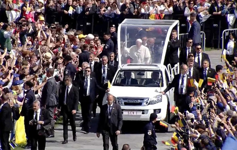 Un preot din Blaj a găsit 5.000 de euro într-o toaletă, în timpul vizitei Papei Francisc!