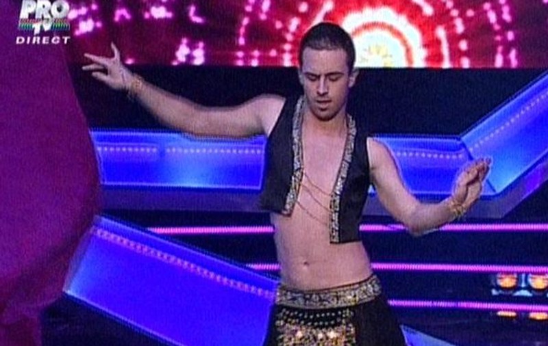 Andra vrea să ia lecții de dans din buric de la cel mai controversat concurent de la ”Românii au talent”