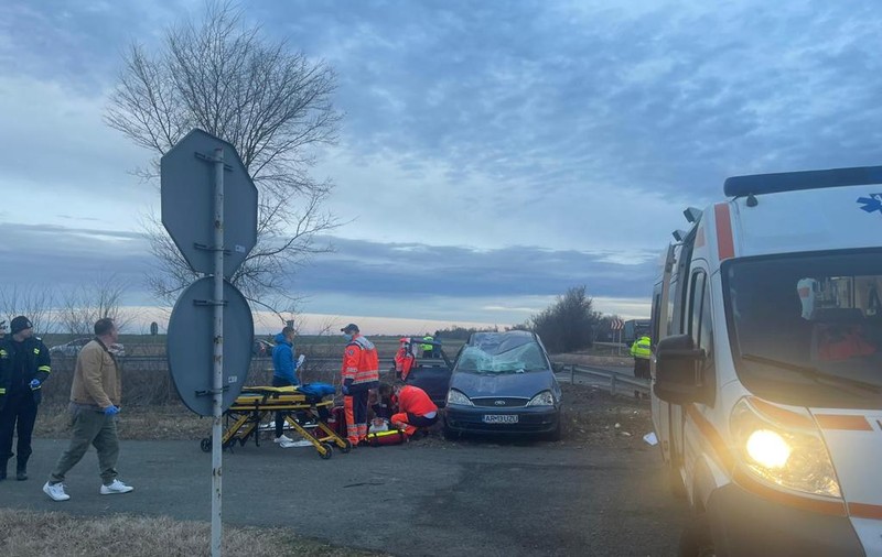Un copil de 8 ani a murit, iar alți cinci au ajuns la spital, după ce mașina în care se aflau s-a răsturnat, în Arad