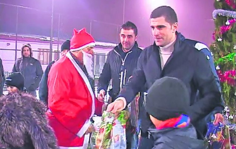 Portarul lui FC Vaslui a împărţit cadouri copiilor de la şcoala de fotbal care îi poartă numele