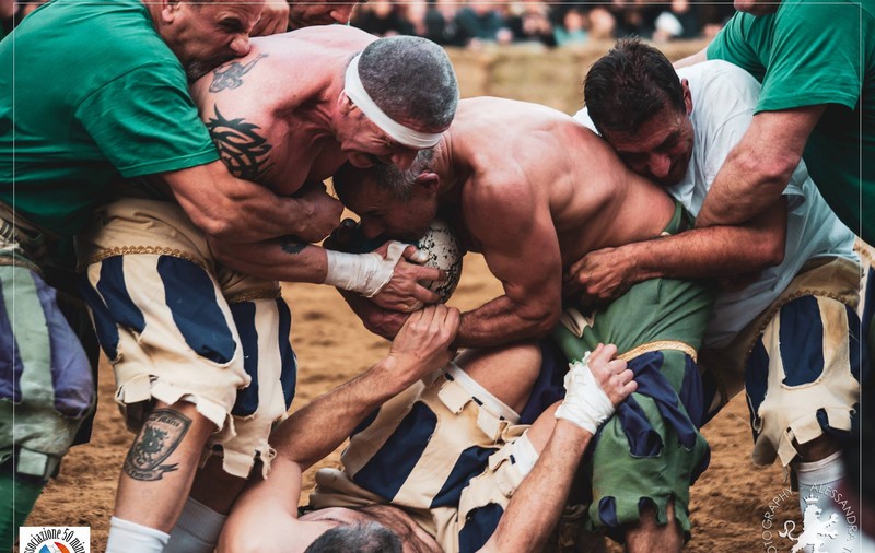 REPORTAJ/Libertatea a asistat la un meci de Calcio Storico Fiorentino, cel mai violent sport cu mingea. "Prea mic să fie un război adevărat și prea violent să fie un joc" / FOTO