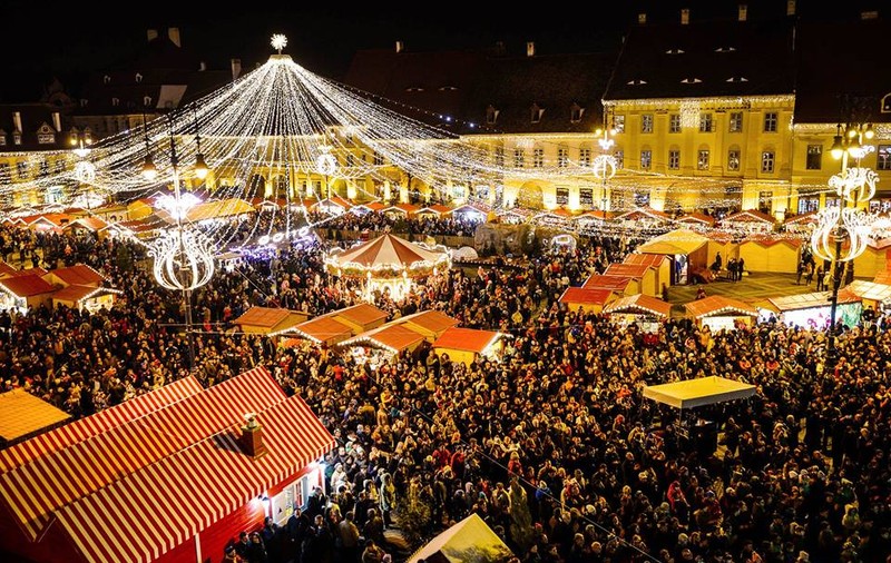 Mii de oameni au participat la deschiderea Târgului de Crăciun de la Sibiu