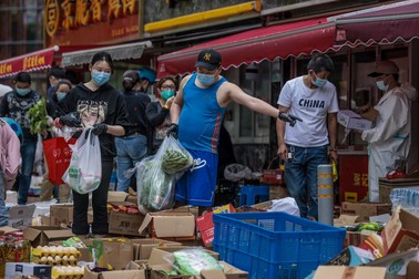 Una dintre cele mai mari probleme ale rezidenților din Shanghai este să facă rost de mâncare | FOTO: EPA