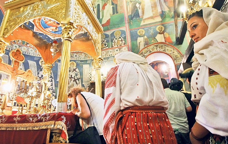 Trei zile de pelerinaj la Biserica Sf. Gheorghe Nou din Bucureşti! Mii de femei au intrat şi s-au rugat în altar